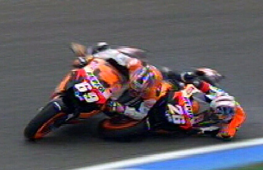 Pedrosa crashes into Hayden