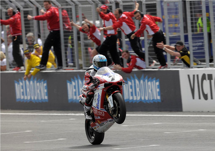 Carlos Checa Phillip Island Aistralia photo finish