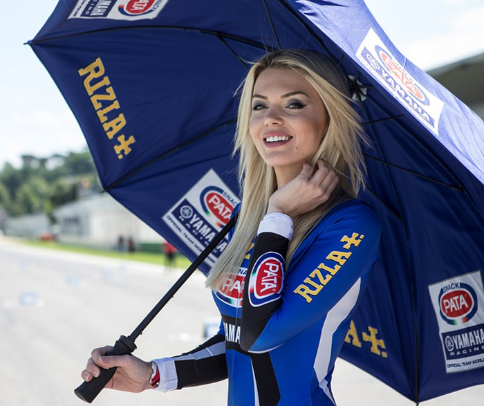 Umbrella girl pata yamaha WSBK