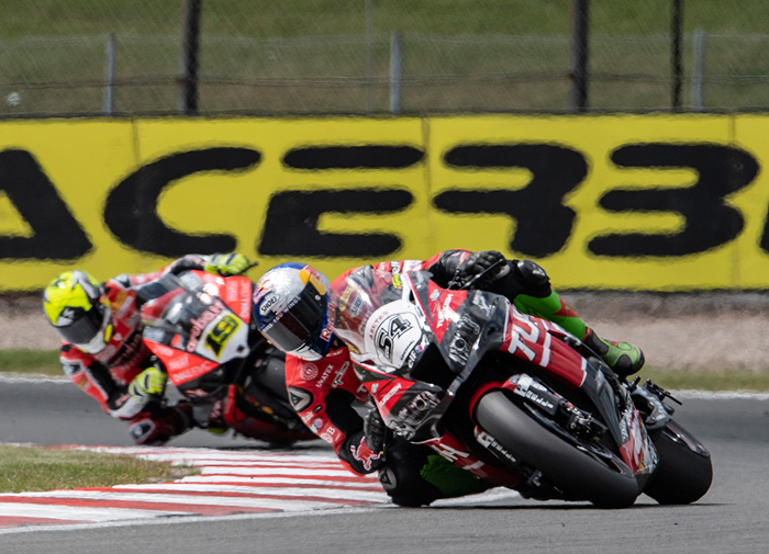 Razgatlioglu  Bautista photo donnington WSBK